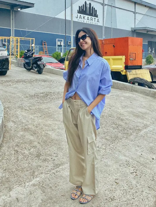Mikha Tambayong memadukan kemeja biru lengan panjang dengan cargo pants cokelat, sandal abu-abu, dan sunglasses. Mana penampilan Mikha yang paling menarik perhatianmu, Sahabat FIMELA? [Foto: Instagram/miktambayong]