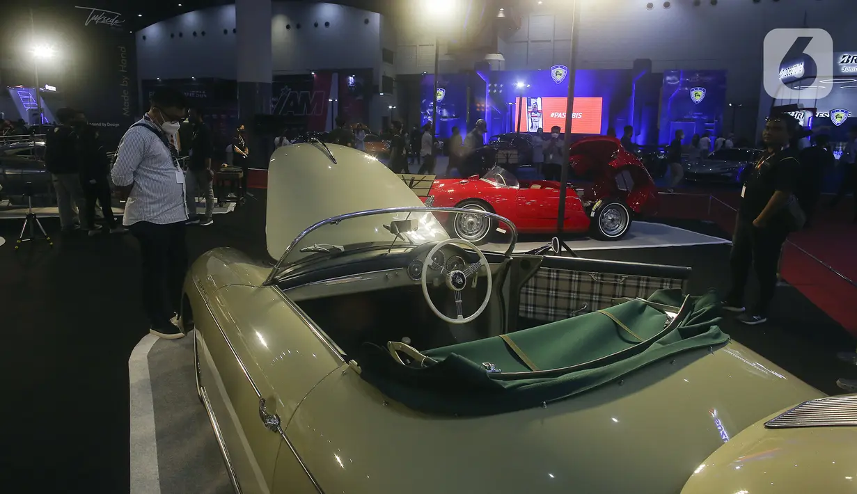 Pengunjung melihat-lihat mobil saat pameran otomotif Indonesia International Motor Show (IIMS) Hybrid 2022 di JIEXPO, Kemayoran Jakarta Pusat, Kamis (31/3/2022). Pameran yang resmi dibuka hari ini digelar selama dua pekan ke depan. (Liputan6.com/Johan Tallo)