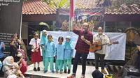 Ketum PSI Giring Ganesha mengunjungi SDN Pondok Cina 1 Kota Depok sebelum dieksekusi untuk proyek pembangunan Masjid Jami Al Quddus. (Liputan6.com/Dicky Agung Prihanto)