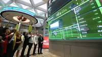 Sementara itu, mengutip data RTI, saat perdagangan perdana, harga saham SUPA dibuka langsung naik 24,41% atau 155 ke posisi Rp 790 per saham. Tampak dalam foto, Direktur Pengawasan Transaksi dan Kepatuhan Bursa Efek Indonesia (BEI), Kristian Manullang (kanan) bersama Presiden Direktur Superbank, Tigor M. Siahaan (kedua kanan) menyaksikan layar monitor yang menampilkan pencatatan perdana saham PT Super Bank Indonesia Tbk (SUPA) di Bursa Efek Indonesia (BEI), Rabu (17/12/2025). (Kapanlagi.com/Budy Santoso)