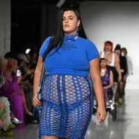 Pertunjukan Sinead O'Dwyer di London Fashion Week. Foto: Glamour Magazine.