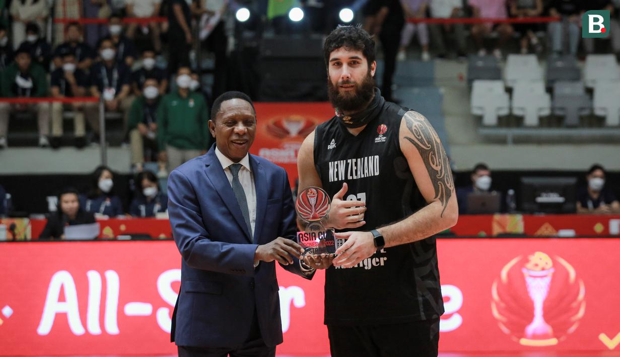 Pemain Timnas Basket Selandia Baru, Thoi Smith Milner mendapatkan penghargaan sebagai FIBA Asia Cup 2022 All-Star Five di Istora Senayan, Jakarta, Minggu (24/07/2022). Ia tercatat telah membuat 9,6 poin dan 5,7 rebound per gim. (Bola.com/Bagaskara Lazuardi)