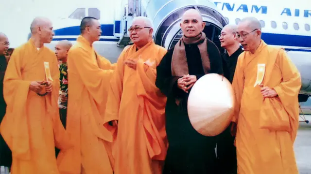 Thich Nhat Hanh (baju hitam) (Wikimedia / Creative Commons)