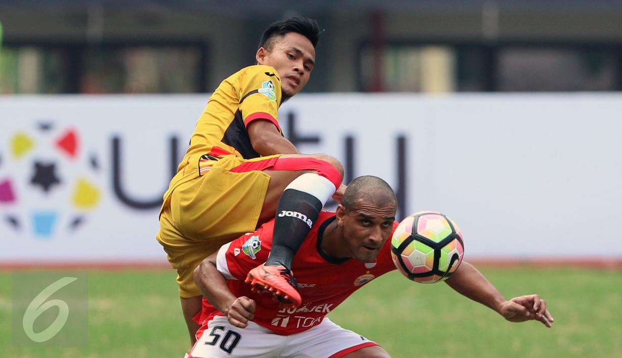 Gelandang Persija, Bruno Da Silva Lopes berebut bola dengan pemain Mitra Kukar di lanjutan Liga 1 Indonesia di Stadion Patriot Candrabhaga, Bekasi, Minggu (14/5). Laga kedua tim berakhir imbang 1-1. (Liputan6.com/Helmi Fithriansyah)