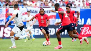 Rio Ngumoha dari Timnas Inggris berlari membawa bola selama pertandingan persahabatan internasional antara Inggris dan Selandia Baru di Stadion Raymond James pada 6 Juni 2026 di Tampa, Florida. (Rich Storry/Getty Images via AFP)
