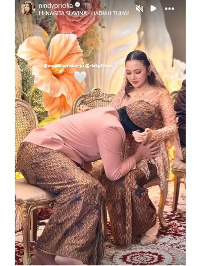 6 Potret Pengajian 7 Bulan Kehamilan Mahalini, Berkebaya Baby Bump Curi Perhatian