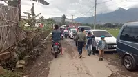 Antrian kendaraan pengunjung Taman Satwa Cikembulan Garut, Jawa Barat, tidak terelakan lagi, akibat buruknya fasilitas jalan menuju Taman Satwa. (Liputan6.com/Jayadi Supriadin)