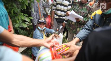 Warga pengungsi Gunung Agung mengerubungi petugas yang membagi jatah makanan di Posko Pengungsi Rendang, Bali, Sabtu (2/12). Keterbatasan bahan makanan membuat warga antusias setiap kali pembagian makanan. (Liputan6.com/Immanuel Antonius)