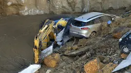 Alat berat dan mobil terlihat ikut ambles ke dalam lubang besar yang menganga di distrik Balduina, Roma, Kamis (15/2). Tidak ada korban jiwa dalam insiden yang terjadi di kawasan permukiman mewah di Roma barat laut itu. (AFP PHOTO / TIZIANA FABI)