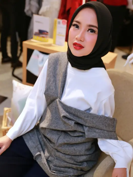Membuat keputusan berhijab sepertinya memang sudah direncanakan Chacha Frederica sejak lama. Terlihat dari penampilan Chacha yang semakin terlihat cantik dan santun degan busana serta hijabnya. (Adrian Putra/Bintang.com)