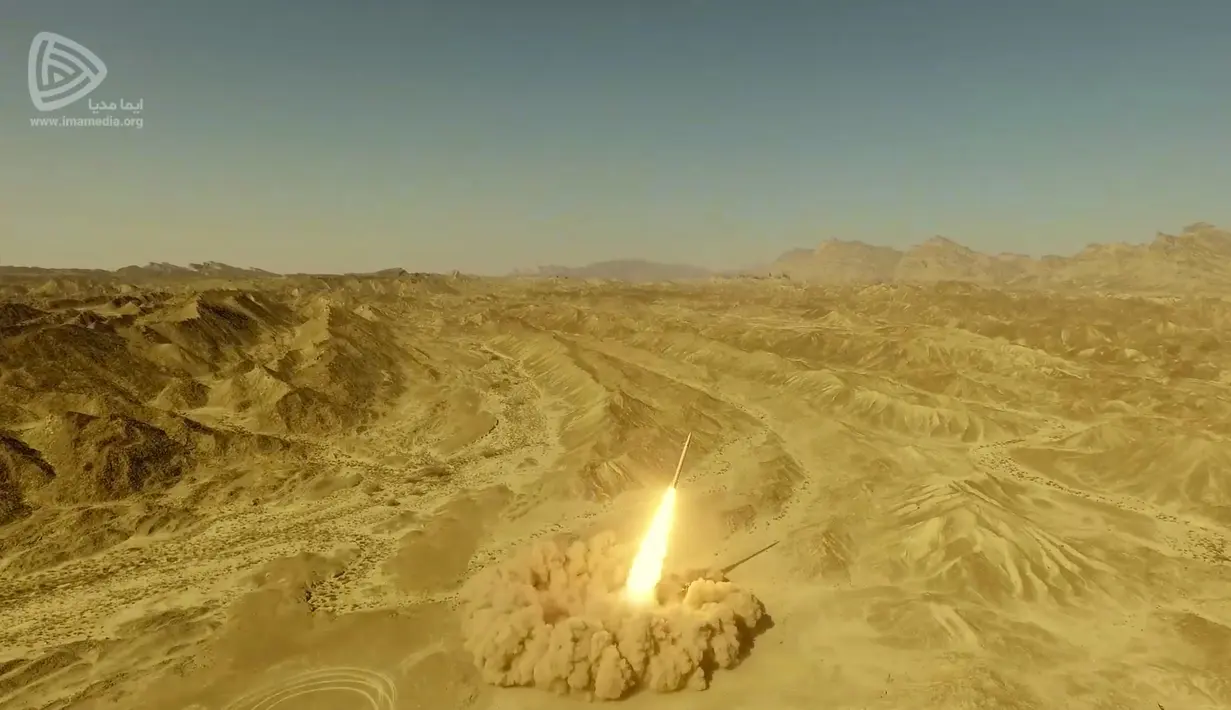Rudal Khaibar-buster diluncurkan dari lokasi yang dirahasiakan di Iran, 10 Februari 2022. Iran meluncurkan rudal baru dengan jangkauan yang akan memungkinkannya mencapai pangkalan AS di wilayah tersebut serta target di dalam musuh bebuyutannya, Israel. (IMA Media via AP)