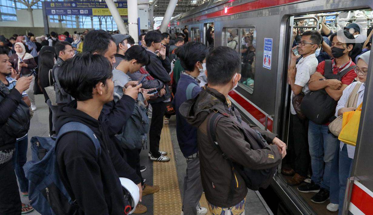 Suasana kepadatan pengguna kereta Commuter Line saat menunggu waktu keberangkatan di Stasiun Manggarai, Jakarta, Selasa (4/2/2025). (Liputan6.com/Herman Zakharia)