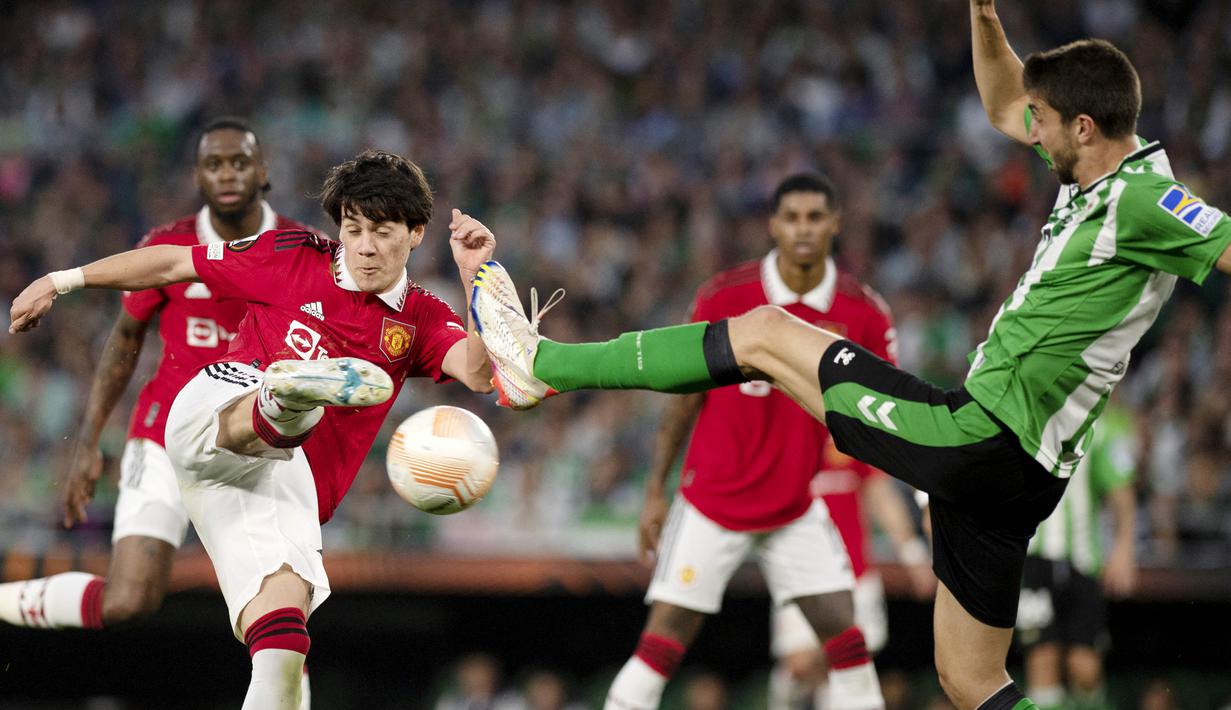 Pemain Manchester United, Edgar Gonzalez, melepaskan tendangan saat melawan Real Betis pada leg kedua babak 16 besar Liga Europa di Stadion Benito Villamarin, Jumat (17/3/2023). (AFP/Jorge Guerrero)
