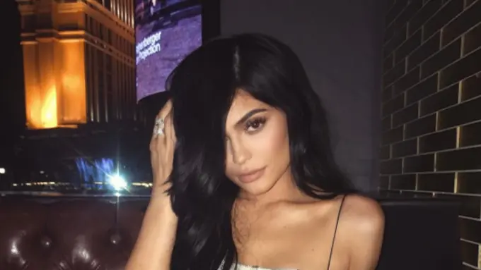 Suka Tampilan Glamor Look? Intip 5 Gaya Makeup dari Kylie Jenner