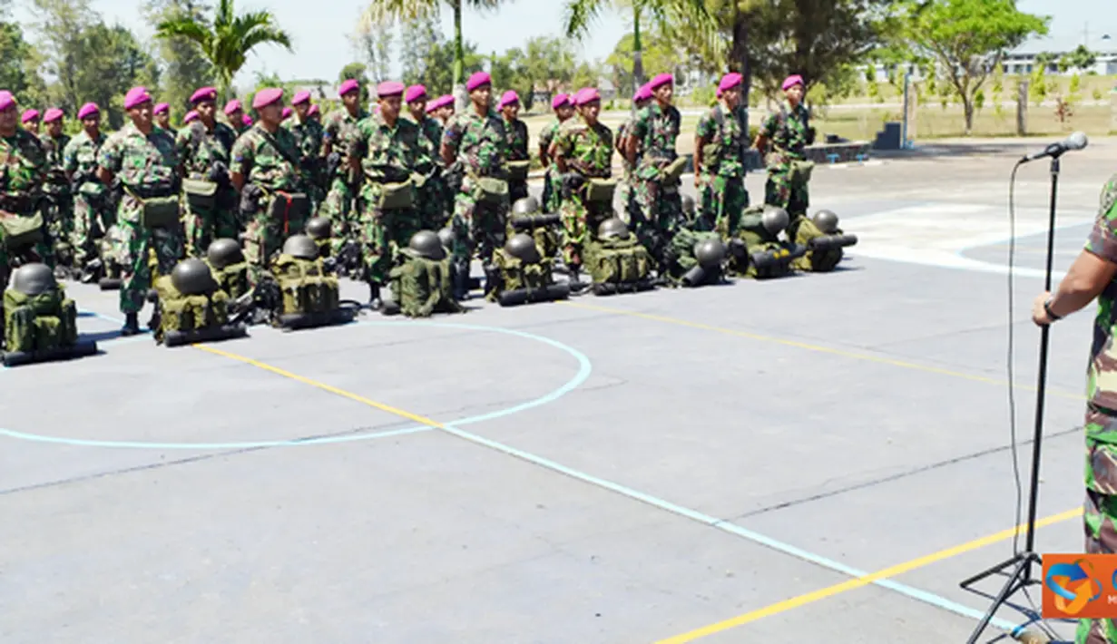 Citizen6, Surabaya: Danmenbanpur-1 Mar Kolonel Marinir M.Hari menerima 75 Personel Satgas SBJ LX Wakatobi di lapangan apel Yon Zeni-1 Mar Ksatrian Sutedi Senaputra Karangpilang Surabaya, Minggu (31/07). (Pengirim: Budi Abdillah)