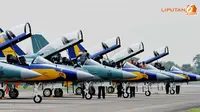 Sejumlah penerbang turun dari pesawat tempur T-50i Golden Eagle setelah melakukan demontrasi akrobatik di Lanud Halim P.K. Pesawat tempur ini dilengkapi Radar Warning Receivers (RWR) sehingga mampu mendeteksi keberadaan musuh dari segala arah (Liputan6.co