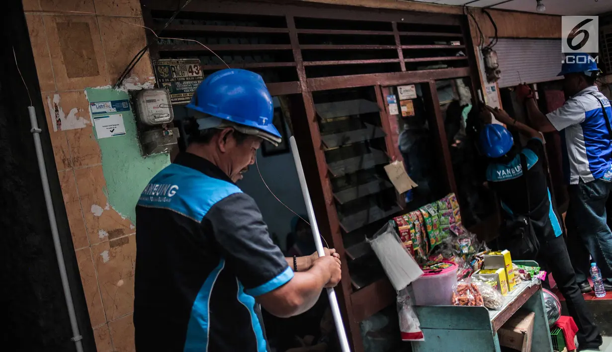 Petugas PLN melakukan pengecekan instalasi jaringan listrik di permukiman padat penduduk kawasan Tambora, Jakarta, Kamis (22/8/2019). Kegiatan tersebut dilakukan sebagai bentuk kepedulian PLN dalam mengajak warga untuk memperhatikan instalasi kelistrikan yang aman. (Liputan6.com/Faizal Fanani)