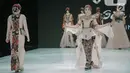 Artis Angel Lelga mengenakan busana rancangan Gita Orlin pada ajang Indonesia Fashion Week (IFW) 2019 di Jakarta Convention Center, Kamis (28/3). Desian Gita Orlin kali ini terinspirasi dari kecantikan “Tenun Sumba” yang bertajuk “Wairinding". (Liputan6.com/Faizal Fanani)
