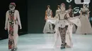 Artis Angel Lelga mengenakan busana rancangan Gita Orlin pada ajang Indonesia Fashion Week (IFW) 2019 di Jakarta Convention Center, Kamis (28/3). Desian Gita Orlin kali ini terinspirasi dari kecantikan “Tenun Sumba” yang bertajuk “Wairinding". (Liputan6.com/Faizal Fanani)