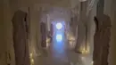 Suasana seram pun berlanjut, di mana ia menaruh patung lilin dengan jubah di lorong rumahnya. "Mereka sangat menakutkan di malam hari," ucap Kim. [Foto: Instagram/kimkardashian]