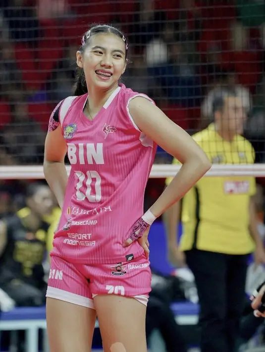 Perempuan kelahiran Bandung ini juga tampil dengan jersey pinknya. Dengan rambut yang diikat ke belakang lengkap dengan hair clipnya. Credit: Instagram @shiinntia