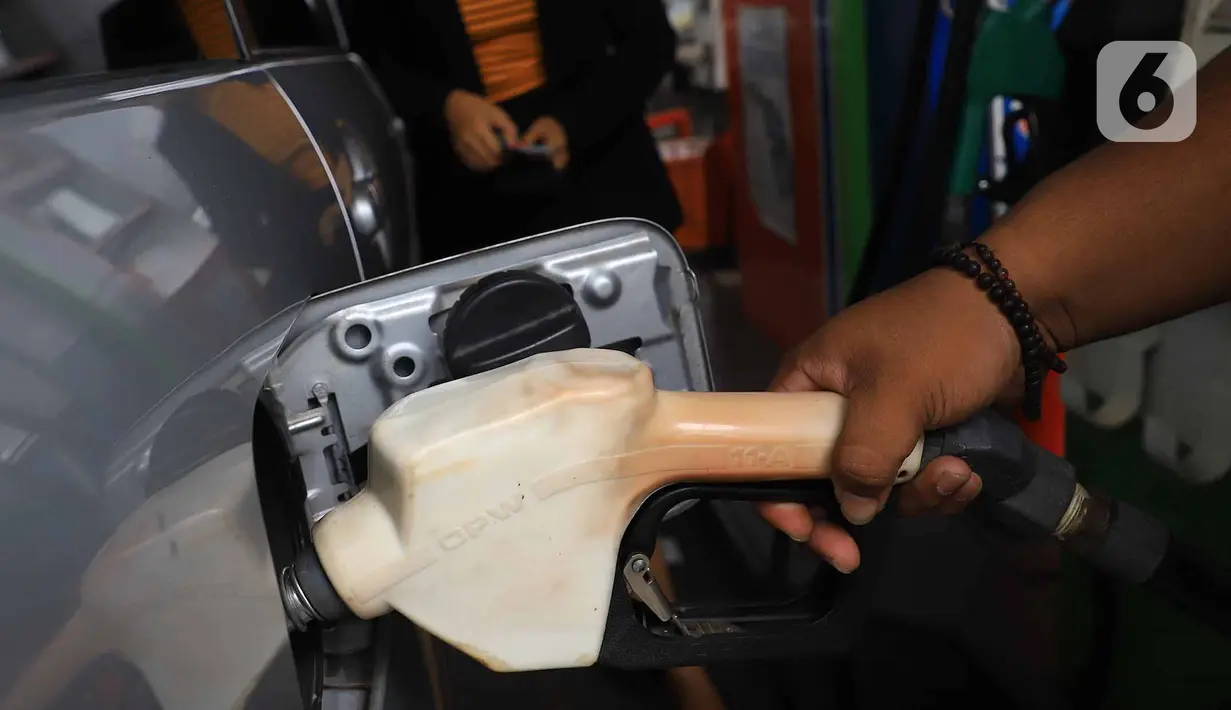 Petugas melakukan pengisian baham bakar minyak (BBM) di SPBU, Jakarta, Rabu (5/2/2020). Pemerintah mencanangkan pembangunan BBM Satu Harga di 83 titik di Indonesia pada tahun 2020. (Liputan6.com/Angga Yuniar)