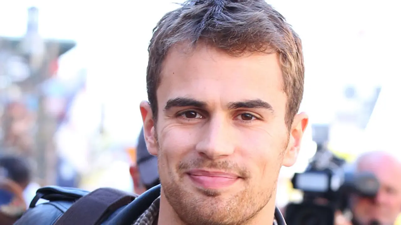 Theo James asuransikan bokongnya