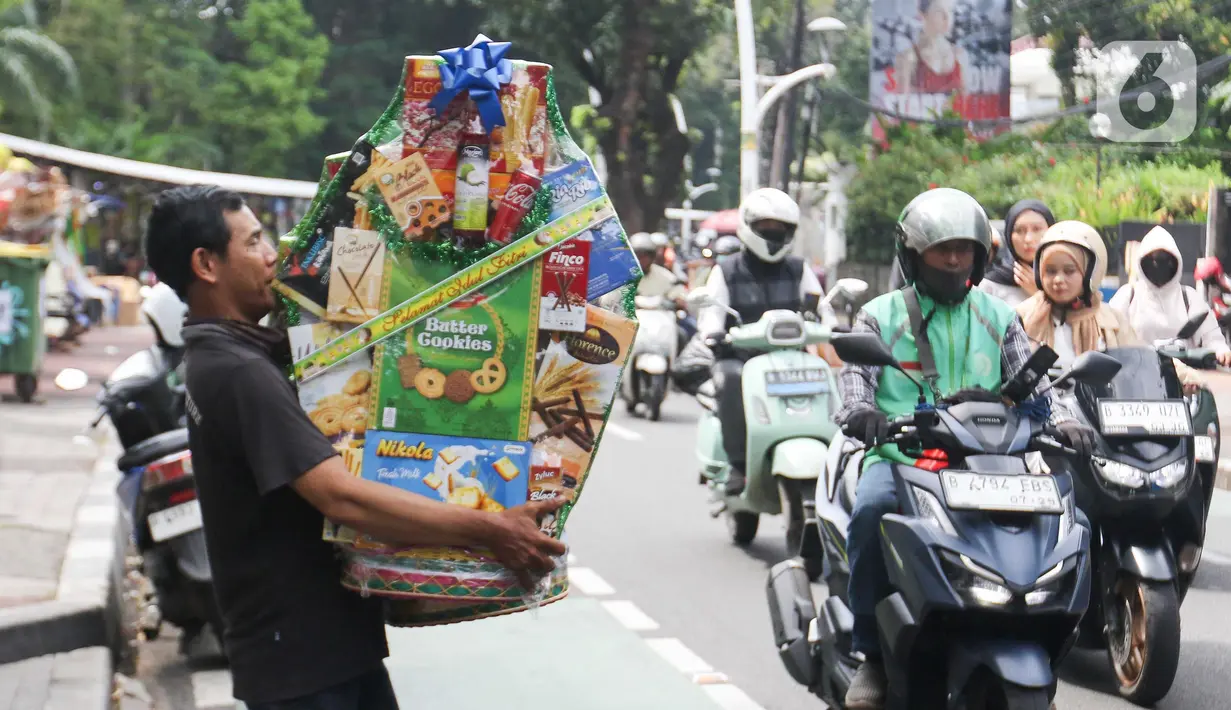 Beberapa pedagang bahkan menawarkan layanan kustomisasi parcel sesuai dengan kebutuhan dan preferensi pelanggan. (Liputan6.com/Herman Zakharia)