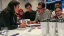 Orang tua peserta Sampoerna education expo saat konsultasi mengenai sistem pendidika Sampoerna University, Jakarta, sabtu (5/3). Sampoerna University gelar educatin expo untuk memberikan pemahaman jalur pendidikan di Amerika. (Liputan6.com/Yoppy Renato)