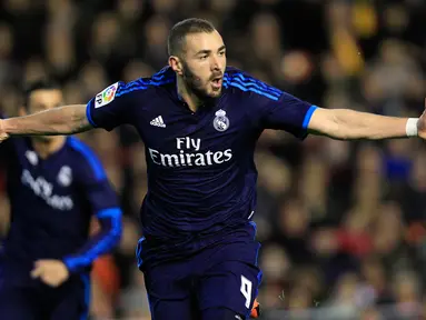 Penyerang Real Madrid, Karim Benzema melakukan selebrasi usai mencetak gol kegawang Valencia pada lanjutan liga Spanyol di stadion Mestalla, (3/1/2015). Real Madrid bermain imbang dengan Valencia dengan skor 2-2. (AFP/JOSE JORDAN)