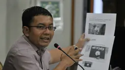 Jemaat HKBP Filadelfia Monang Manurung menunjukkan bukti saat melakukan pertemuan di Gedung DPP PKB, Jakarta, Kamis (28/8/2014) (Liputan6.com/Johan Tallo)