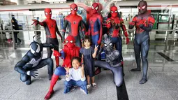 Anak-anak berpose dengan Spider-Man yang tergabung dalam komunitas Spider-Verse Indonesia di stasiun Light Rail Transit (LRT) di kawasan Jakarta, Minggu (21/7/2019). Dalam aksinya, mereka melakukan penggalangan dana untuk donasi anak penderita hydrocephalus. (Liputan6.com/Johan Tallo)
