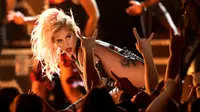 Aksi Lady Gaga saat berkolaborasi dengan Mettalica di  Grammy Awards ke-59, Los Angeles (12/2). (Photo by Matt Sayles/Invision/AP)