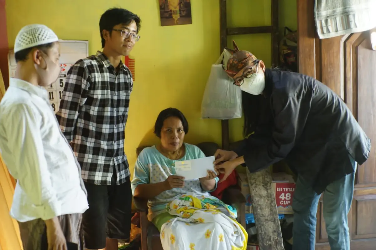 Wakil Wali Kota Armuji video call dengan penderita stroke di Surabaya. (Dian Kurniwan/Liputan6.com)