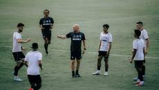 Bali United bersama sang pelatih,&nbsp;Johnny Jansen, dalam sesi latihan di BRI Super League 2025/26. (Dok. ileague.id)