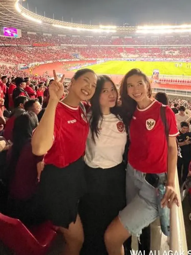 Gaya Yuki Kato Menyaksikan Timnas Indonesia vs Arab di GBK.
