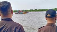 Penenggelaman kapal Malaysia oleh Kejari Dumai karena melakukan ilegal fishing di perairan Indonesia. (Liputan6.com/Istimewa)