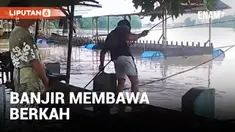 Warga Riau Mancing di Tengah Banjir