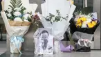 Karangan bunga dan foto mendiang dokter Li Wenliang terlihat di Cabang Houhu Rumah Sakit Pusat Wuhan di Wuhan di provinsi Hubei, China, Jumat, (7/2/2020). Li Wenliang sebelumnya memberikan peringatan kepada publik tentang potensi munculnya virus corona pada Desember 2019. (AFP/STR)