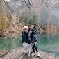 Gading Marten liburan bareng Gisella Anastasia dan putri mereka, Gempi, ke&nbsp;Danau&nbsp;Blausee, Swiss. (dok. Instagram @gadiiing/https://www.instagram.com/p/CnCs7gxJurx/)