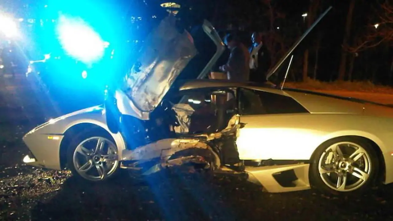 Seorang Pemuda Nekat Hancurkan Murcielago Milik Sang Ayah