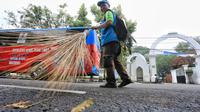 Perugas kebersihan DLH Kota Bandung tengah menyapu jalanan di Kota Bandung. (Dok. DLH Kota Bandung).