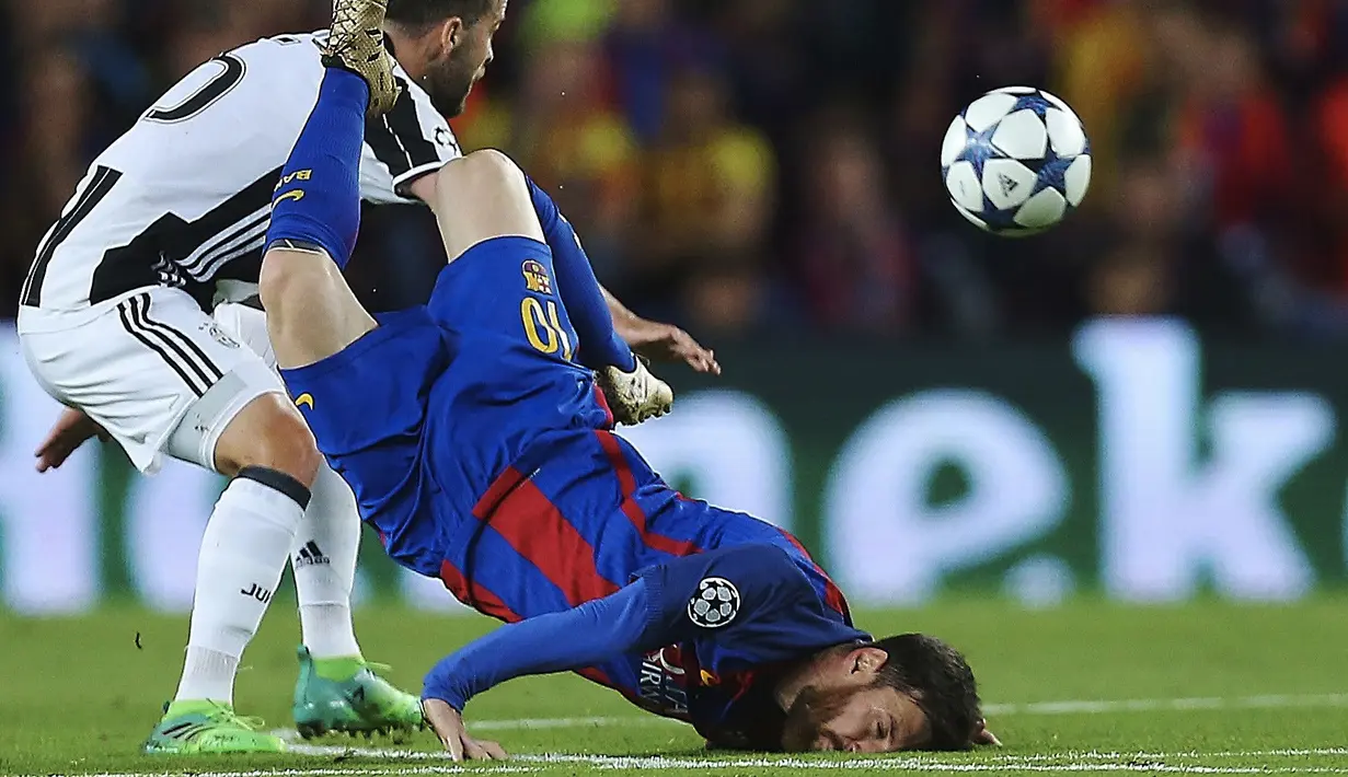 Striker Barcelona, Lionel Messi, terjatuh saat berebut bola dengan gelandang Juventus, Miralem Pjanic, pada leg kedua perempat final Liga Champions di Camp Nou, Rabu (19/4/2017). Skor berkahir imbang 0-0. (EPA/Alejandro Garcia)