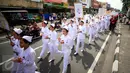 Sejumlah peserta mengikuti pawai memperingati Hari Perawat Sedunia atau International Nurse Day di sepanjang Jalan Malioboro, Yogyakarta, Minggu (15/5). Pawai tersebut diikuti oleh sejumlah sekolah tinggi kesehatan di Jogja. (Liputan6.com/Boy Harjanto)