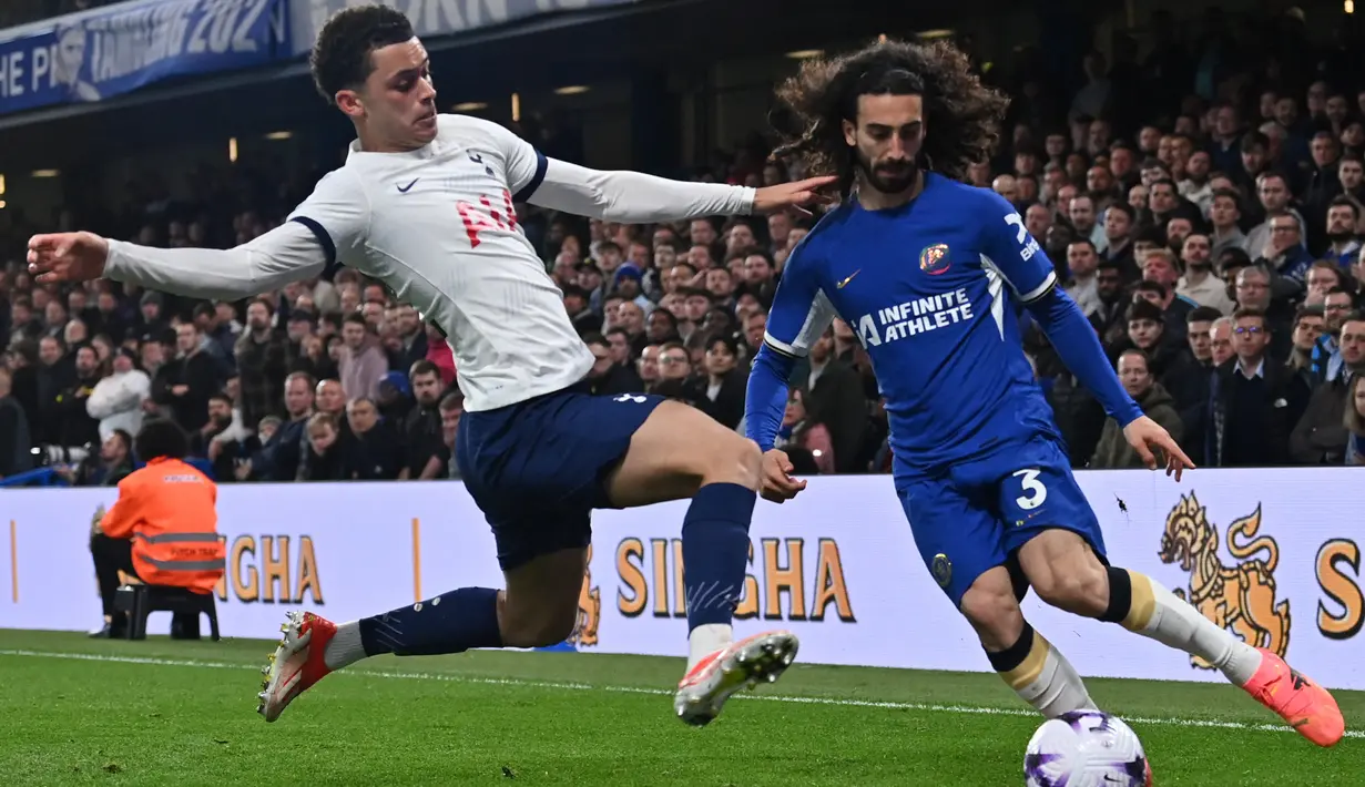 <p>Chelsea berhasil memenangi Derby London kontra Tottenham dengan skor meyakinkan 2-0. (Glyn KIRK / AFP)</p>