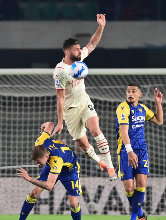 <p>Penyerang AC Milan Olivier Giroud dari pemain Hellas Verona pada laga pekan ke-36 Liga Italia musim 2021-22 di Stadion Marcantonio Bentegodi, Senin (9/5/2022) dini hari WIB. AC Milan kembali merebut puncak klasemen Liga Italia dari tangan Inter Milan usai menaklukkan Hellas Verona 3-1. (MIGUEL MEDINA / AFP)</p>