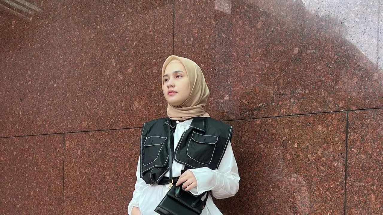 8 Potret OOTD Hijab Casual dengan Sneakers ala Zaskia Adya Mecca hingga Shireen Sungkar