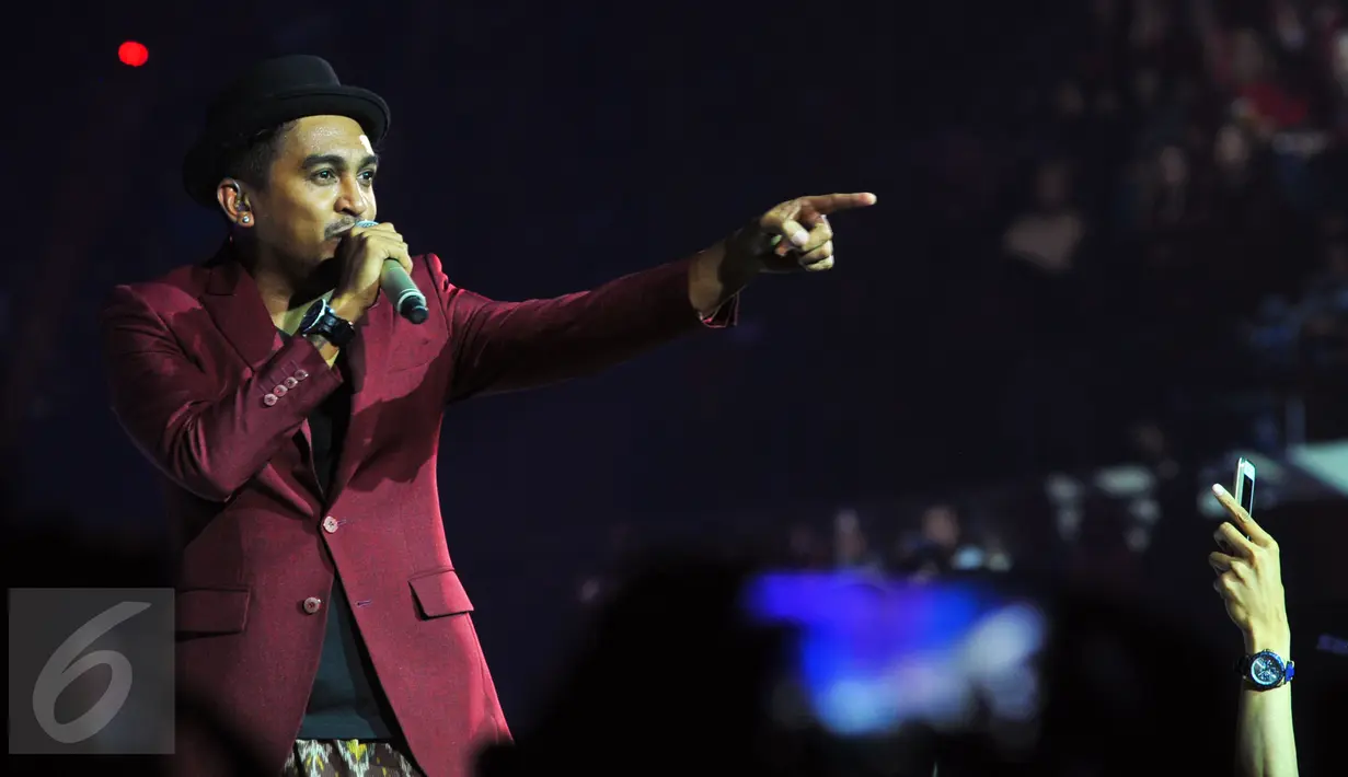Glenn Fredly menggelar konser Menanti Arah di Istora Senayan, Jakarta, Sabtu (17/10/2015). Glenn membagi perjalanan berkariernya selama 20 tahun kepada para penonton. (Liputan6.com/Faisal R Syam)