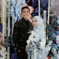 Resmi Lamaran, Rizky Ridho dan Sendy tampil serasi dengan busana bernuansa biru, menciptakan kesan elegan yang sederhana namun menawan. [@haunty_photostory].