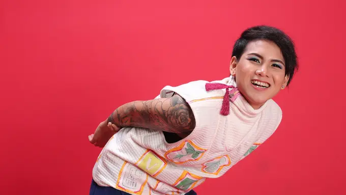 [Bintang] Garap Lagu Tentang Kita, Evelyn Dibantu Teman-teman